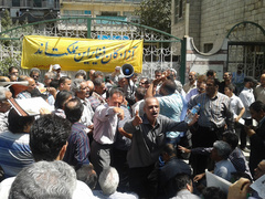 تجمع جمعی از آزادگان و جانبازان مقابل بنیاد شهید